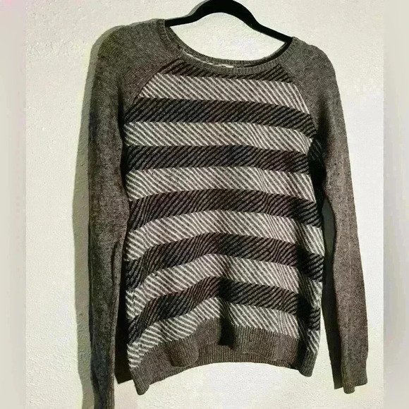 J. Crew Gray Herringbone Scoop Neck Long Sleeve Sweater Size M Merino Wool Blend - Picture 2 of 7